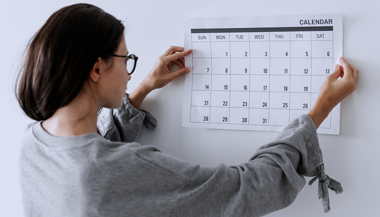 mujer mirando el calendario porque no le llega a tiempo el atestado policial